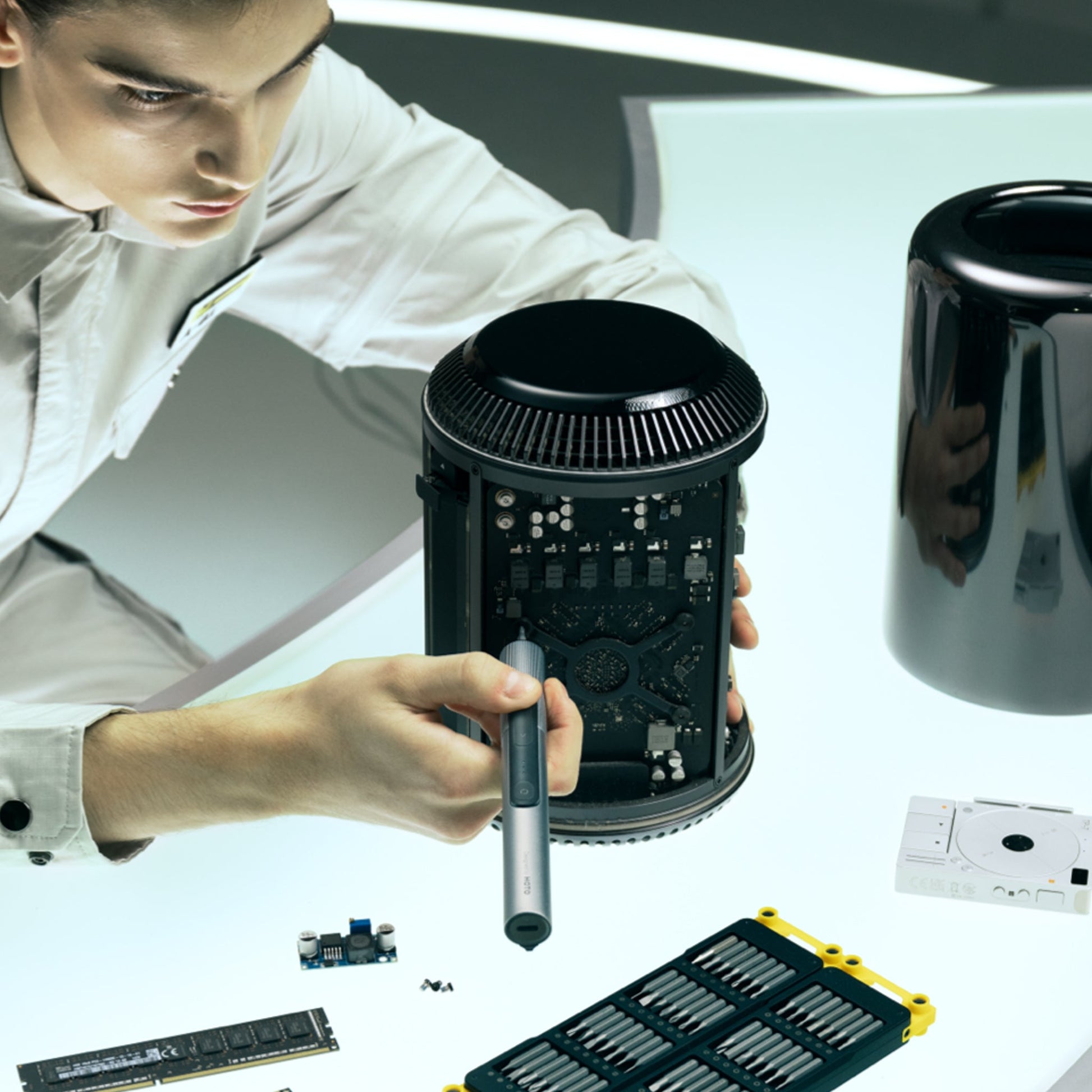 https://cdn.shopify.com/s/files/1/0571/2252/1294/files/Snapbloq_A01_precision_screwdriver_01.jpg?v=1744280592